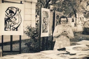 Miguela retratada junto a sus obras. Foto: Gentileza ABC
