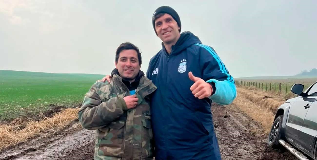 El "Dibu" Martínez quedó empantanado en un campo y unos vecinos lo asistieron: se llevaron un regalo increíble