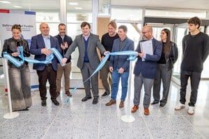 Pirola destacó el trabajo conjunto que permitió incorporar un nuevo servicio público en el histórico edificio del ex Correo.