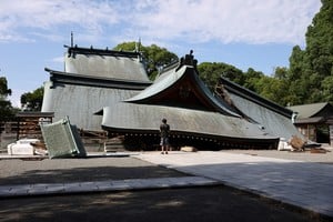 Un santuario colapsado en la localidad de Yatsushiro, un día después del fuerte terremoto. REUTERS/Issei Kato