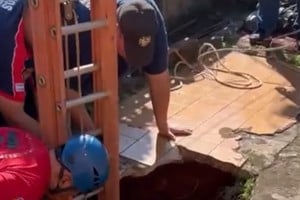 Una mujer de alrededor de 60 años fue rescatada luego de caer a un pozo