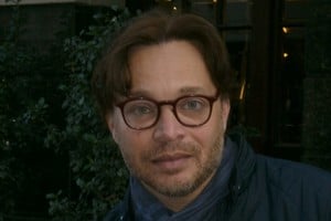Santiago De Luca es escritor, doctor en Filología Hispánica por la Universidad Complutense y profesor en Letras por la Universidad Nacional del Litoral. Es editor de la publicación internacional SureS, editada en Tánger.
