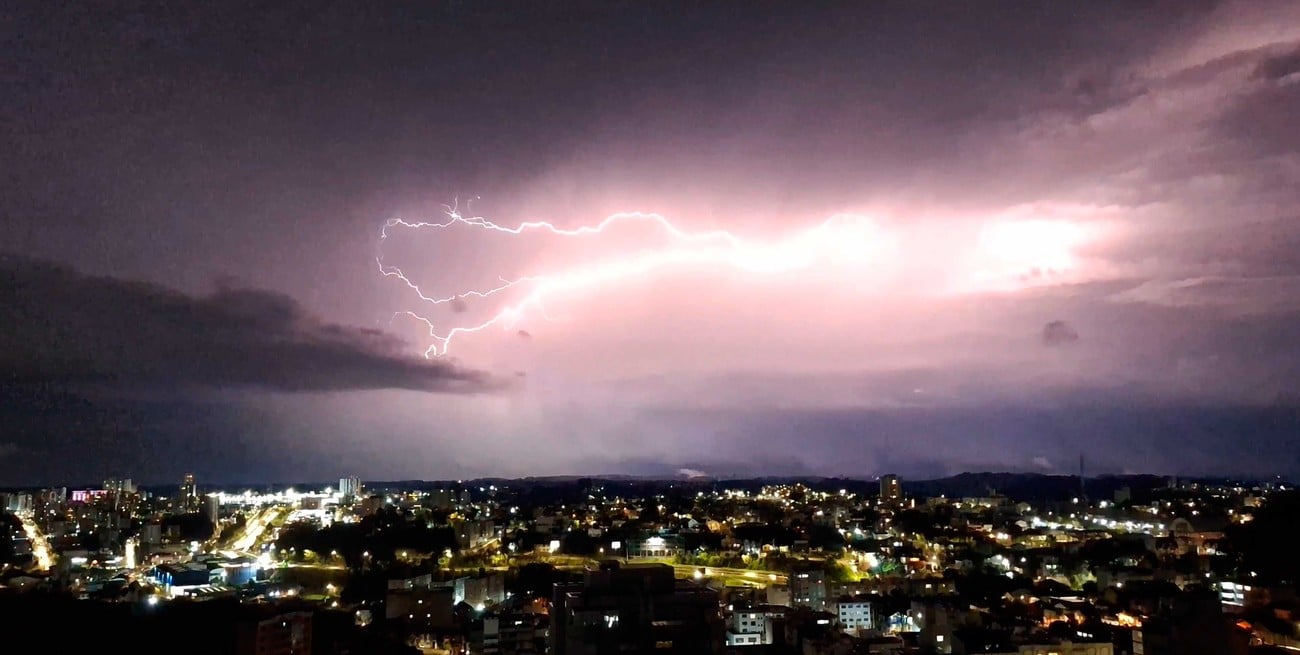 Fuertes lluvias, granizo y hasta un tornado golpearon al sur de Brasil