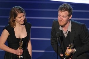 Glen Hansard y Marketa Irglova aceptan la estatuilla por "Falling Slowly" de la película "Once". Archivo.