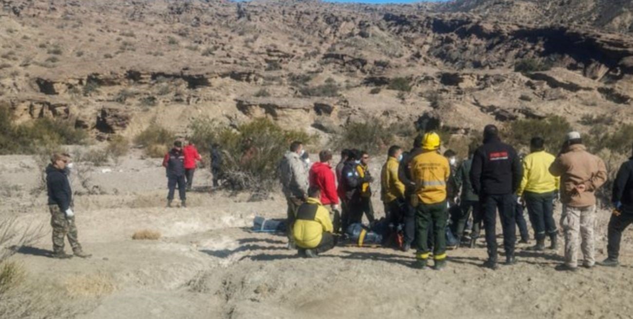 Rescataron los cuerpos de los siete tripulantes del helicóptero que cayó en San Juan