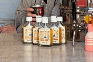 Chichita dedicaba un año completo a la maceración de su receta de caña con ruda. Foto: El Litoral