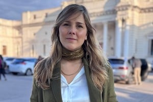 El proyecto aprobado en Diputados incorpora primeros auxilios en el curso de manejo en Santa Fe, esperando reducir muertes por emergencias. La iniciativa de la diputada Ximena García ahora debe pasar por el Senado para convertirse en ley.