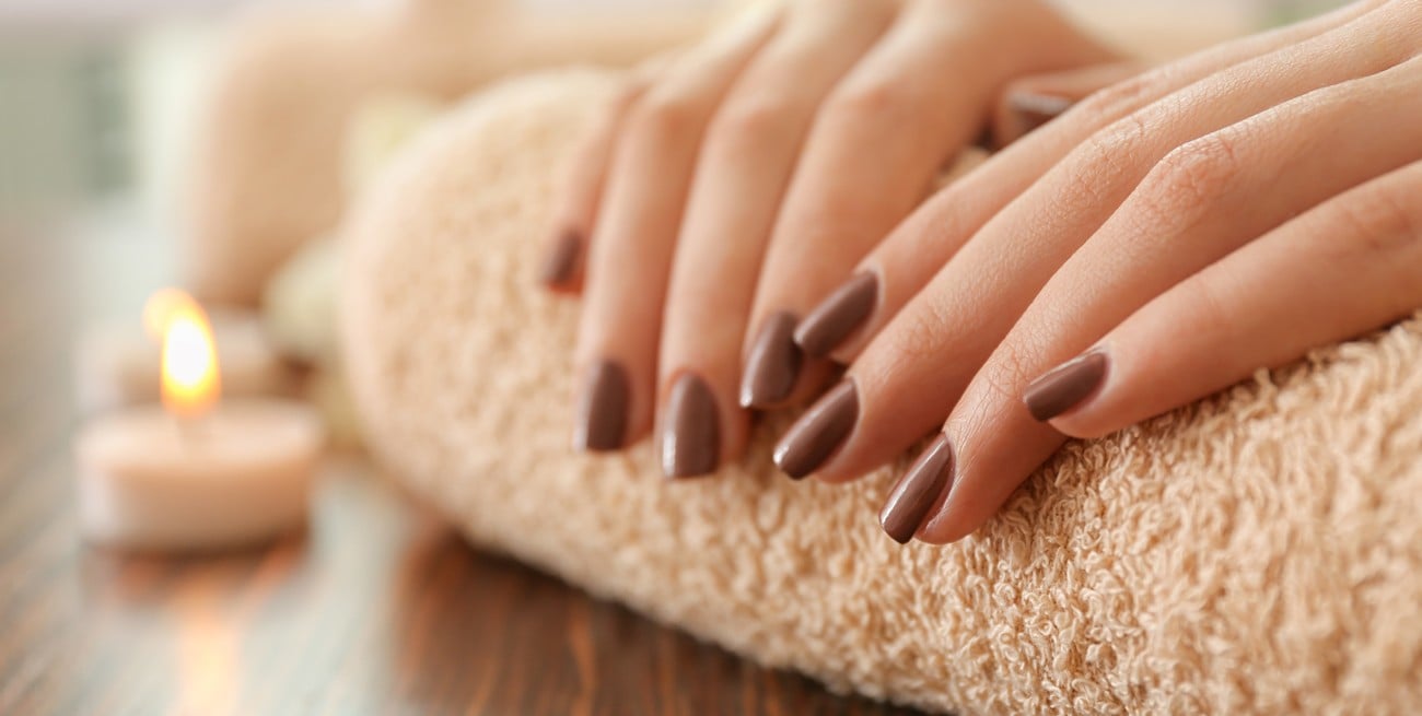 Adiós al negro: la manicura espresso es la tendencia del invierno