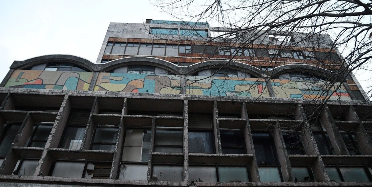 El edificio del Correo, caído en la desgracia de ser una "ruina urbana" y refugio de indigentes