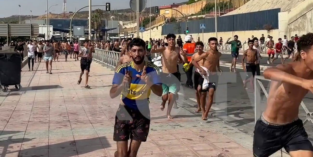 Un migrante llegó a Ceuta con la camiseta de Boca y el video se hizo viral