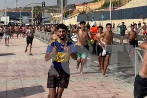 El hombre que ingresó a la ciudad española entre miles de migrantes. Lo particular de la camiseta argentina.
