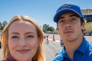 Colapinto mostró su carisma fuera de las pistas en una entrevista con Amelia Dimoldenberg