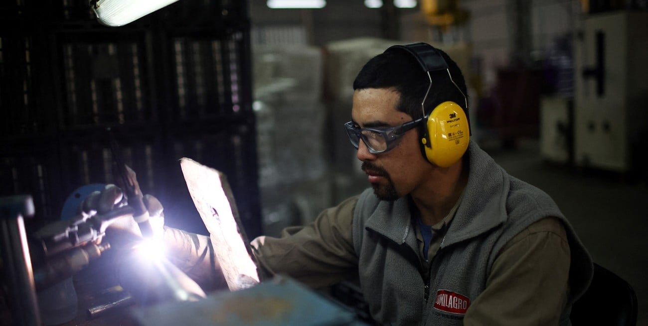 La industria argentina retrocedió y la construcción avanzó tímidamente en el primer semestre