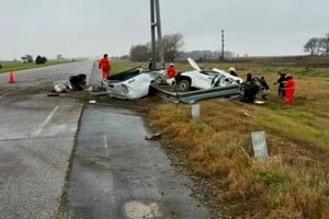 Así quedó la camioneta tras el accidente sobre la autopista Rosario - Córdoba.