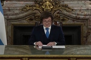 Javier Milei este jueves leyendo la propuesta de reforma para el BCRA. Crédito: Presidencia