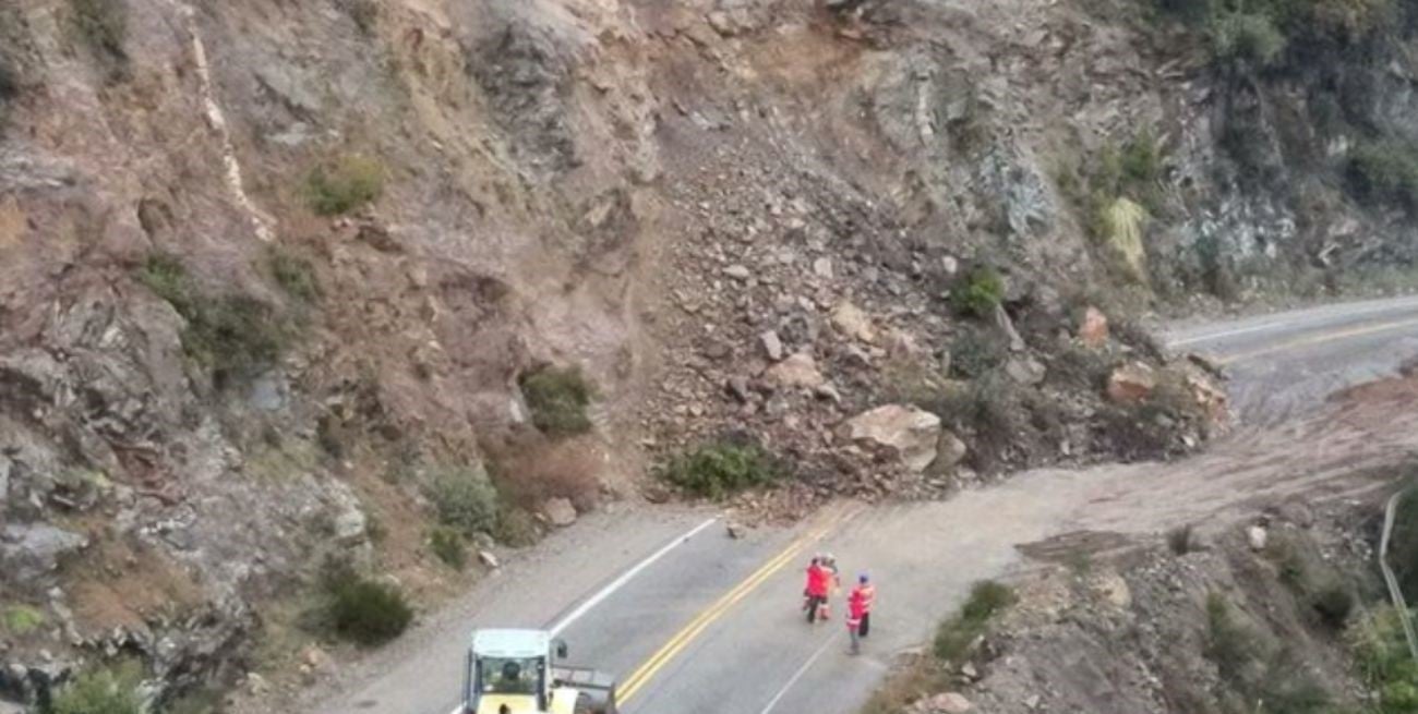 Por el derrumbe, sigue el corte total en el tramo Siete Lagos de la Ruta 40