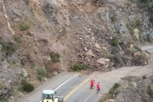 Se realizó una evaluación de la ladera donde se originó el derrumbe y hallaron importantes grietas.