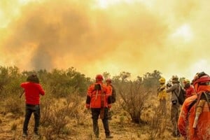 Un incendio forestal que comenzó el lunes en la localidad riojana de Guanchín continúa activo este viernes