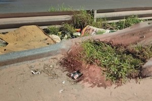 Las fotografías permiten identificar un tramo de la defensa metálica que se encuentra fuera de su posición habitual.