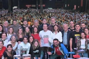 Blanco en el centro con remera blanca. A su izquierda, remera negra para Garibaldi en el encuentro socialista de Rosario.