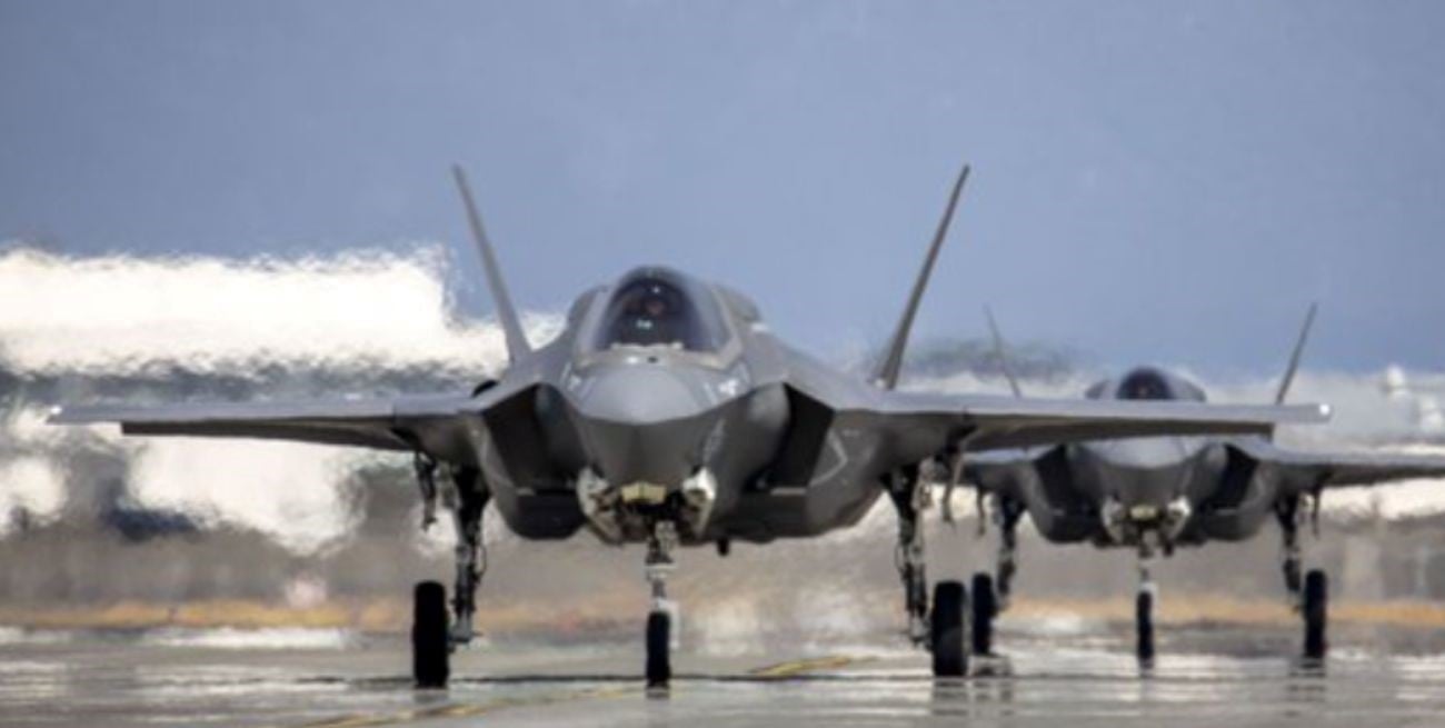 Se estrelló un avión militar y provocó un incendio en una base del Cuerpo de Marines de California