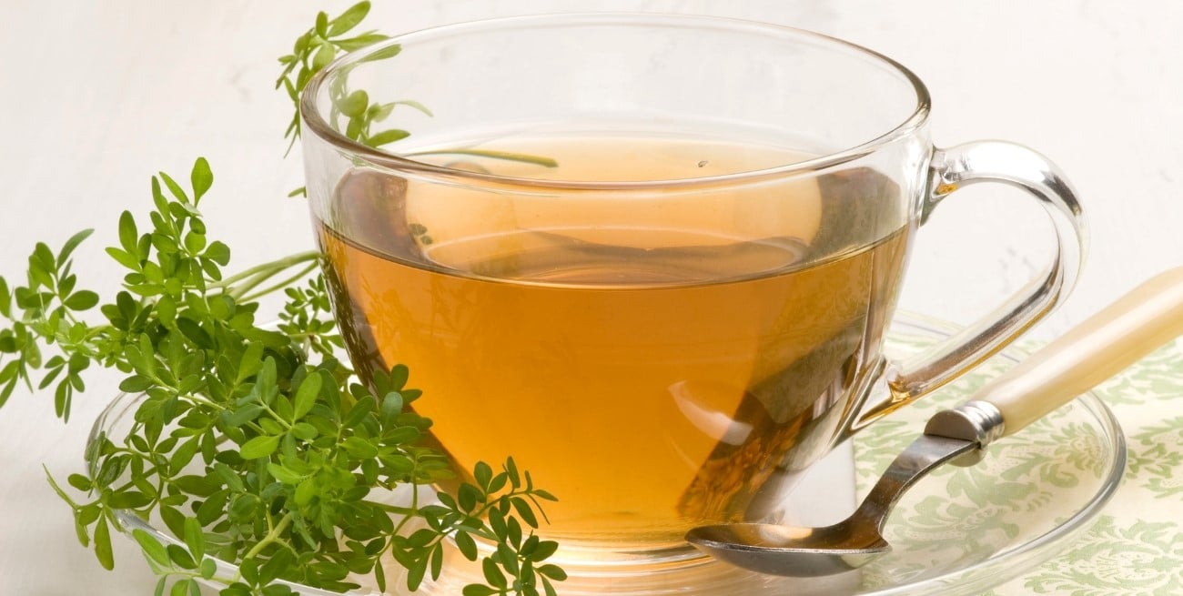Té de ruda: por qué “natural” no significa seguro y quiénes deben evitarlo
