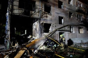 A raiz del ataque, e produjo un incendio en un edificio de seis pisos. Foto: Reuters