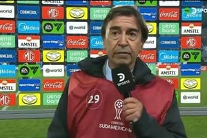"Paredes iba a parar, pero se los llevaron a todos al vestuario", relató el periodista mientras aguardaba la llegada de los futbolistas.