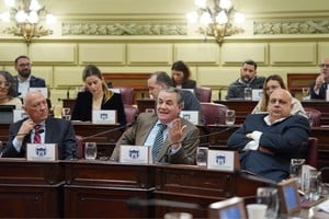 Galassi abrió la lista de oradores en el recuerdo de Real. A sus lados, Bonfatti y Bermúdez, otro de los que recordó al dirigente demoprogresista.