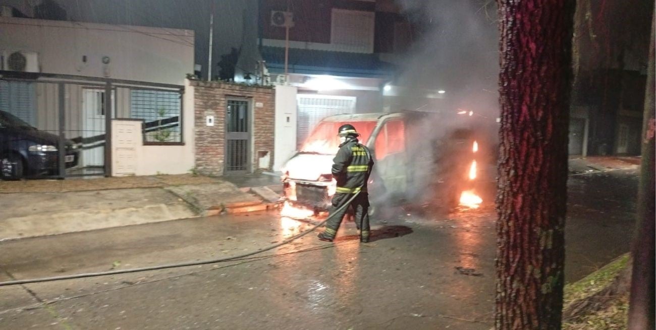 Se incendió un vehículo utilitario durante la madrugada en barrio Los Hornos