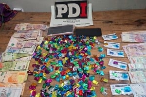 Las dosis de cocaína y el dinero secuestrado a los narcos barriales. Foto: Gentileza