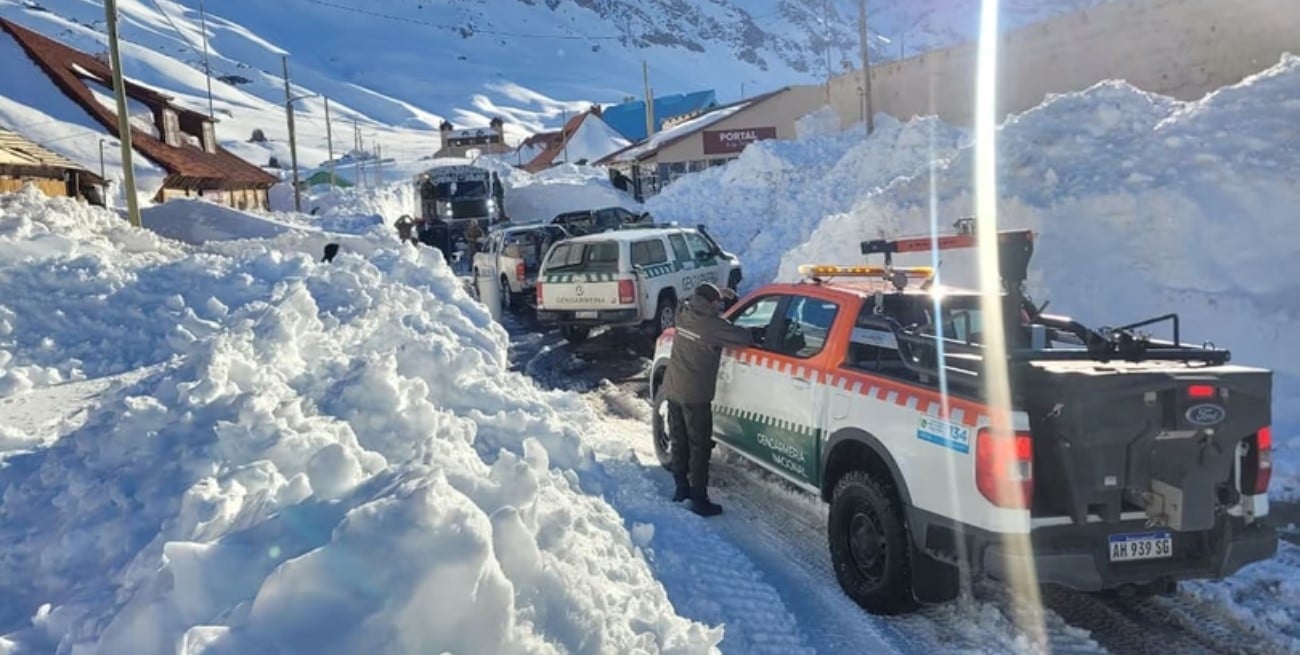 Mendoza: evacuaron a más de 200 turistas en Puente del Inca por un fuerte viento blanco