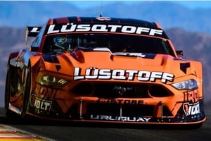 El Ford Mustang de Mauricio Lambiris se incendió durante la recarga de combustible en boxes.