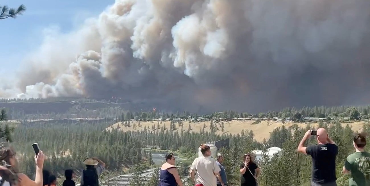 Incendio forestal en Washington: el fuego arrasó viviendas y obligó a evacuar zonas residenciales