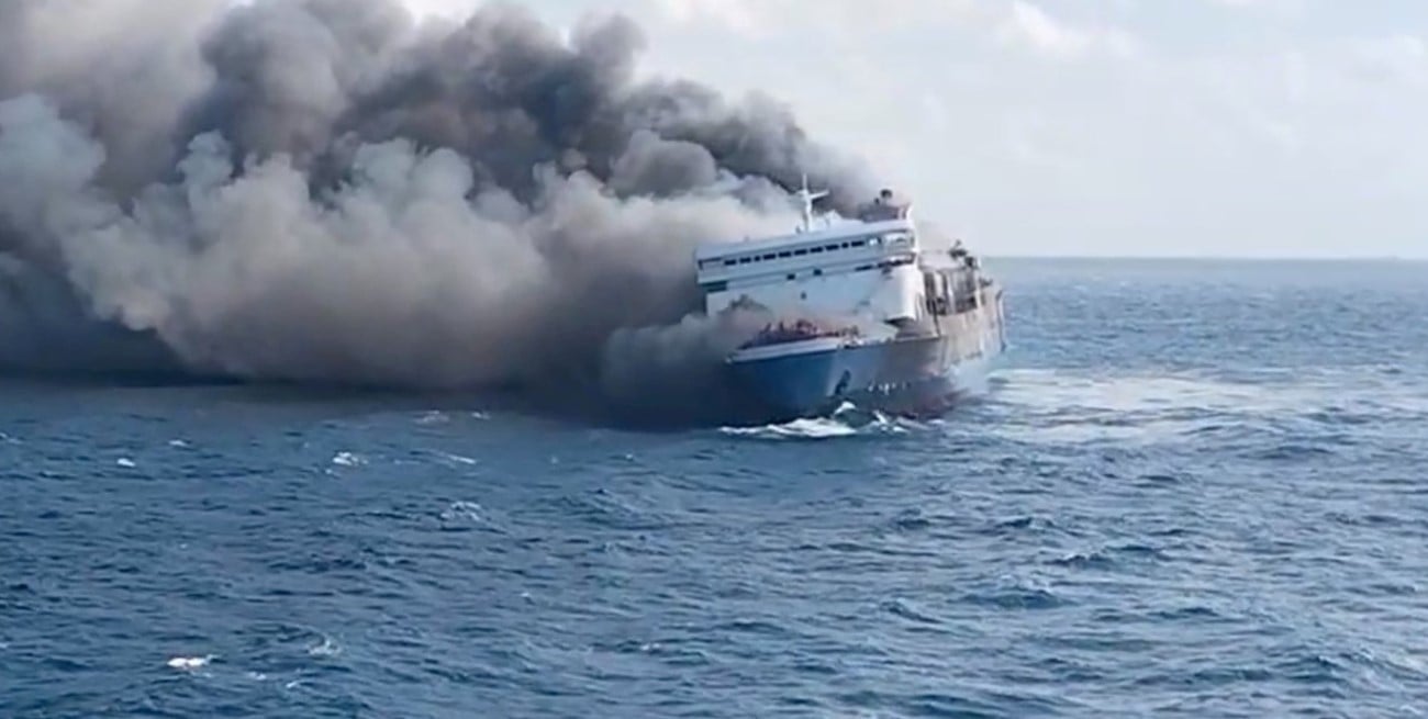 Incendio en un ferry de Indonesia: al menos cinco muertos y 41 desaparecidos
