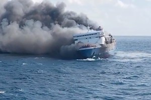 Decenas de ocupantes a arrojarse al mar