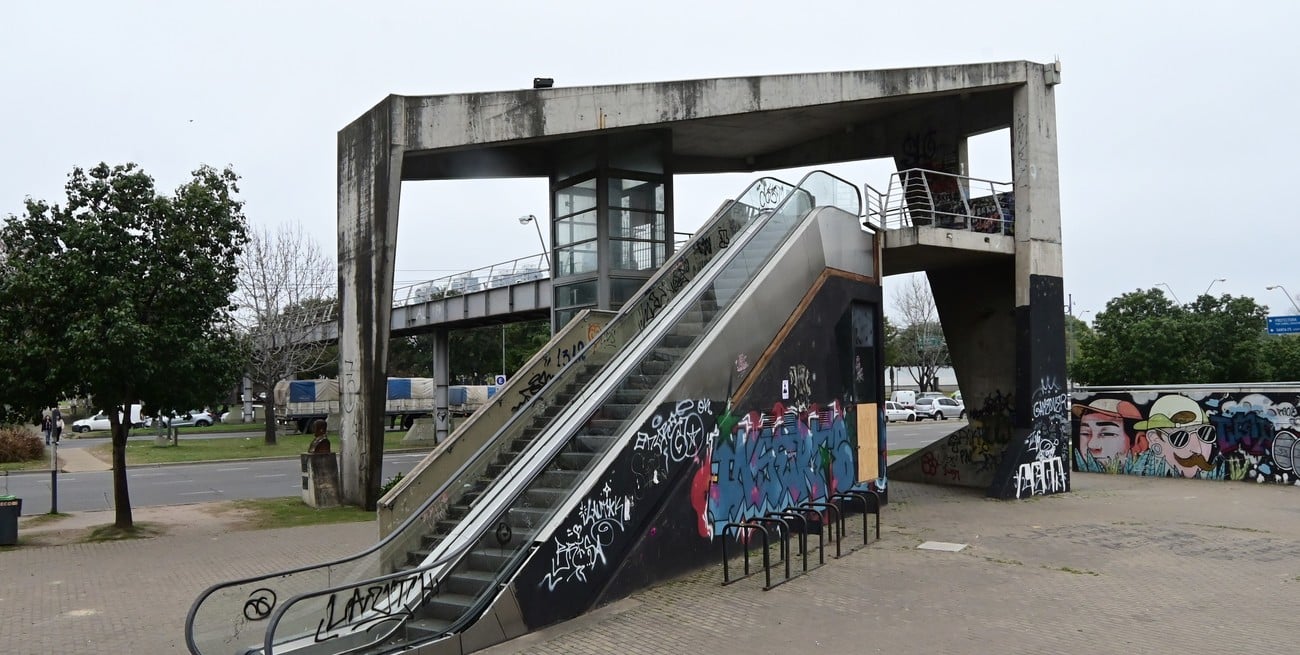 El puente peatonal de 27 de Febrero deslucido: cómo planean refaccionarlo