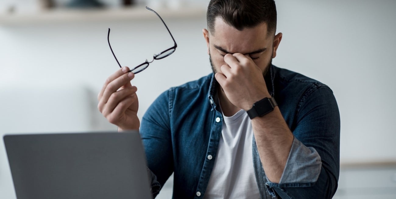 ¿Te arden los ojos después de mirar el celular? Qué es la fatiga visual digital y cómo aliviarla