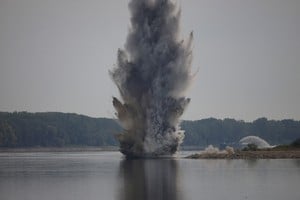El ejército rumano usó 180 kilos de explosivos para redirigir el Danubio hacia Cernavoda, asegurando el flujo de agua necesario para la planta nuclear. Foto: Inquam Photos / George Calin / REUTERS.
