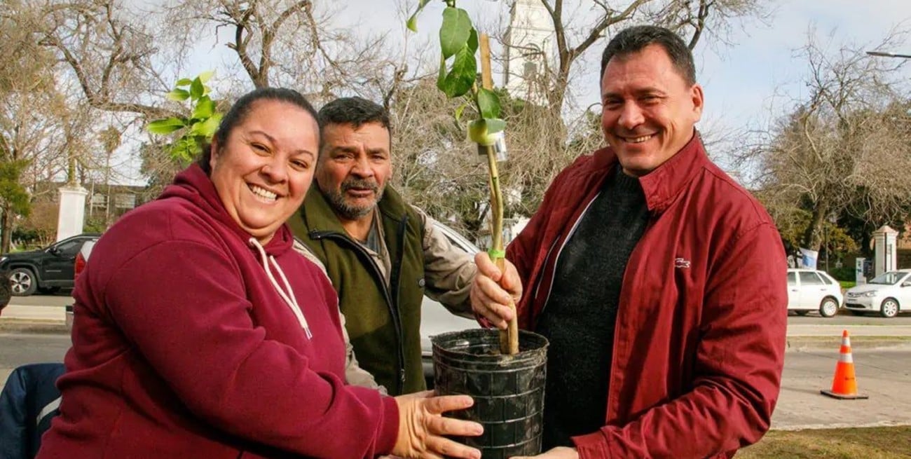 Con la entrega de 1.400 ejemplares, San Lorenzo impulsa una ciudad más verde
