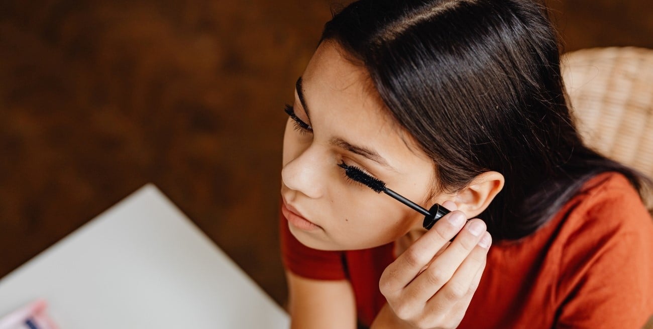 No es negra y es furor: la máscara de pestañas que transforma cualquier maquillaje 