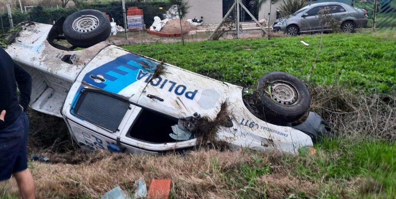 Dos policías heridos tras el vuelco de un patrullero durante una persecución en La Plata
