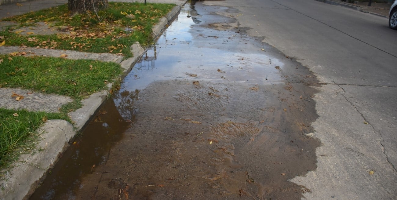 ¿Tenés una pérdida de agua en la vereda? Cómo saber quién debe pagar la reparación en Santa Fe