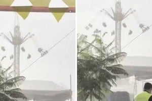 Una intensa lluvia sorprendió a pasajeros de un juego mecánico en plena altura.