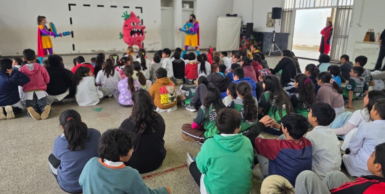 Vacunación, teatro y educación: Romang recibió una nueva jornada de Vax Team