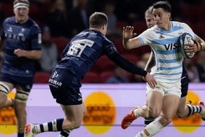 Argentina XV tuvo acción no oficial en 2025. En la imagen, el rosarino Alejo Sugasti intenta eludir una marca ante Bristol Bears. Foto: Prensa UAR.