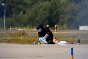 Policías, bomberos y un robot de desactivación de bombas participaron del operativo.