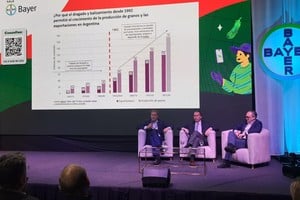 El director ejecutivo de la Agencia Nacional de Puertos y Navegación, Iñaki Arreseygor (centro), durante la segunda jornada del Congreso de Aapresid.