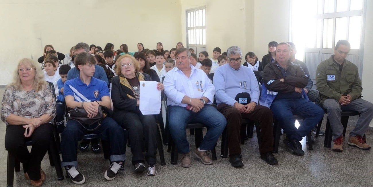 La Escuela Pablo A. Pizzurno recordó a los héroes de Malvinas con un acto cargado de reconocimiento