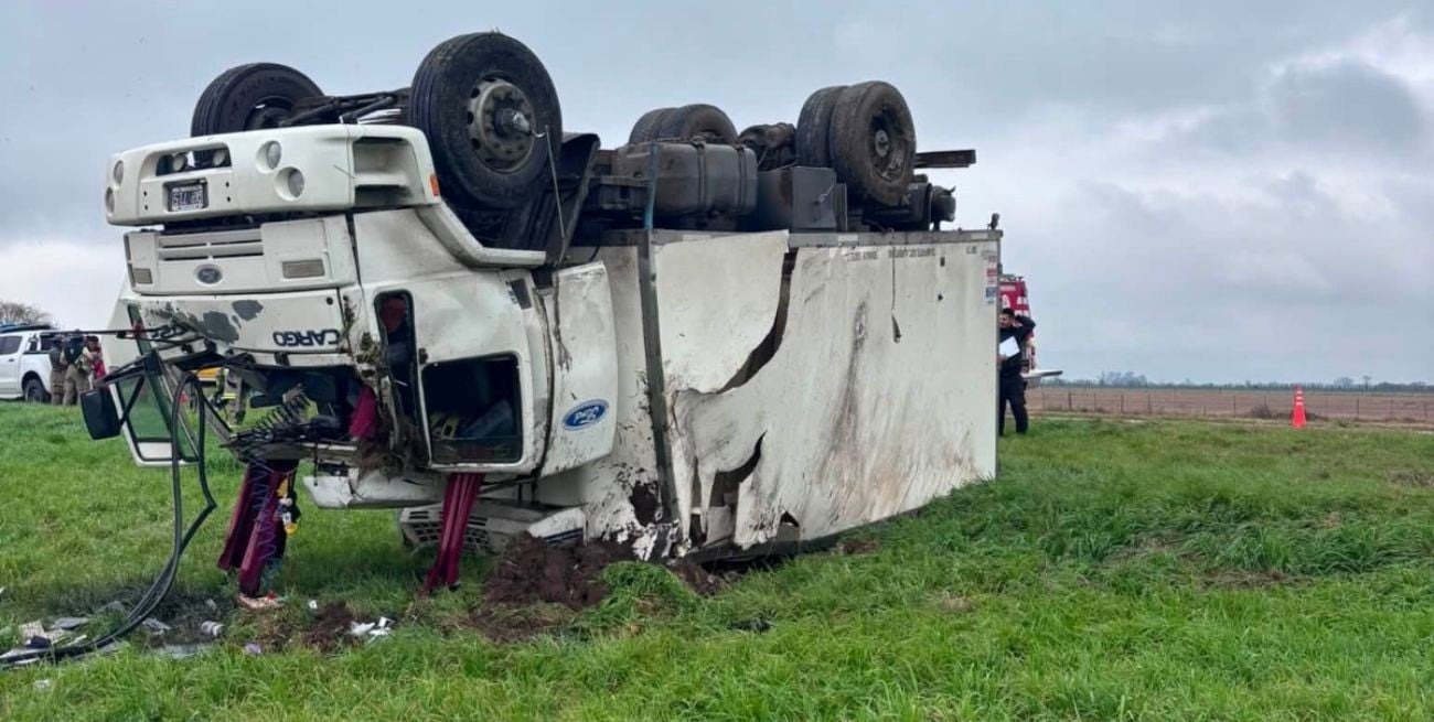 Accidente fatal en la Autovía 19: volcó un camión frigorífico y murió uno de sus ocupantes